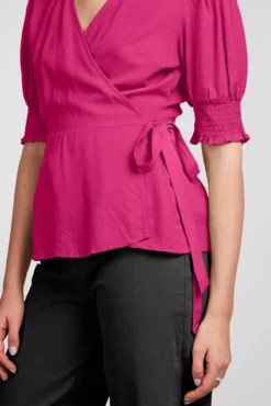 T-shirt com decote cruzado.