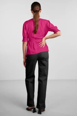 T-shirt com decote cruzado.