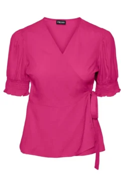 T-shirt com decote cruzado.