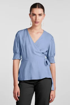 T-shirt com decote cruzado.