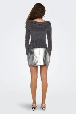 T-shirt com gola canoa e strass