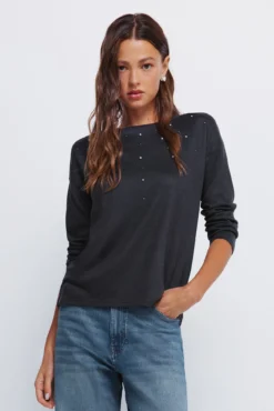 T-shirt com tachas posicionadas