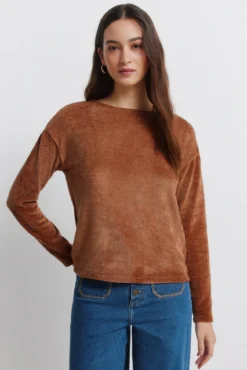 T-shirt cravejada de chenille