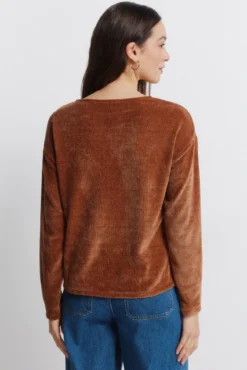 T-shirt cravejada de chenille