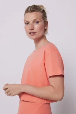 T-shirt cropped manga curta pêssego