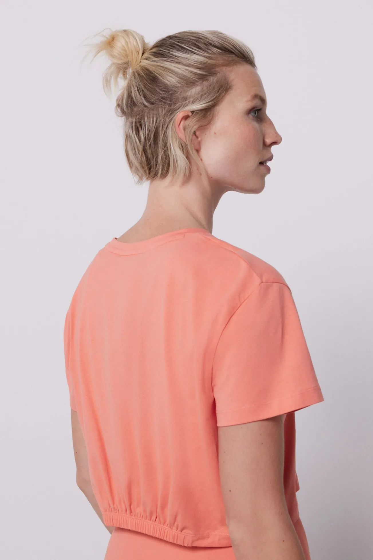 T-shirt cropped manga curta pêssego
