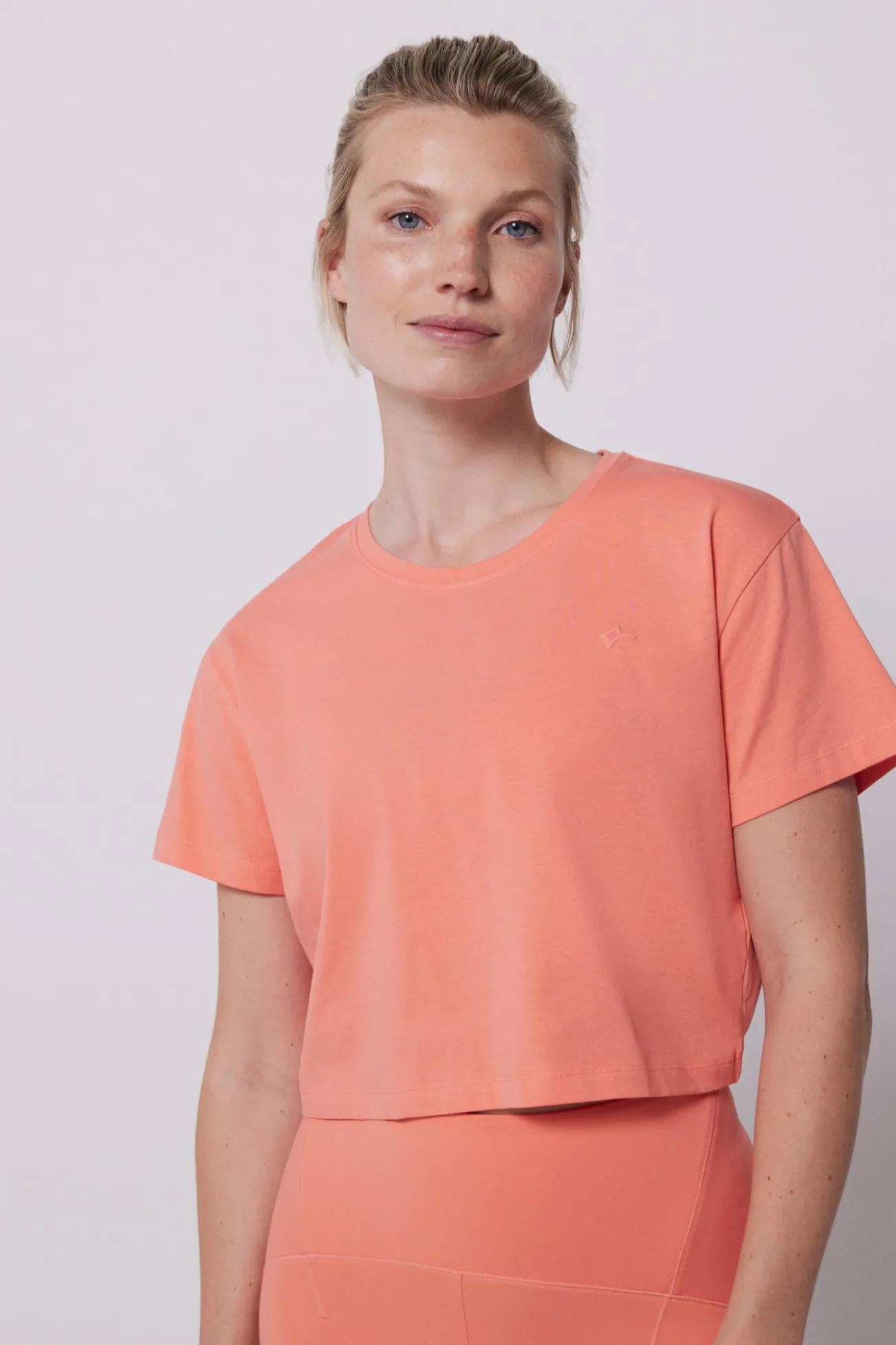 T-shirt cropped manga curta pêssego
