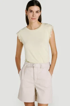 T-shirt de mulher com renda nas mangas