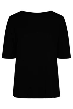 T-shirt de mulher de manga curta e gola fechada. Contém algodão.