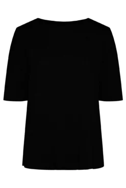 T-shirt de mulher de manga curta e gola fechada. Contém algodão.