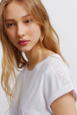 T-shirt detalhe em crochet no ombro