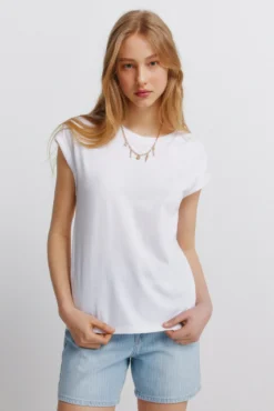 T-shirt detalhe em crochet no ombro