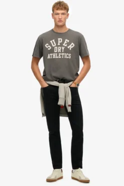 T-shirt gráfica esportiva essencial