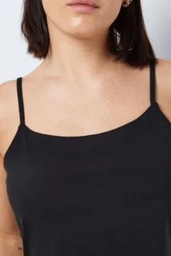T-shirts com mangas de alças