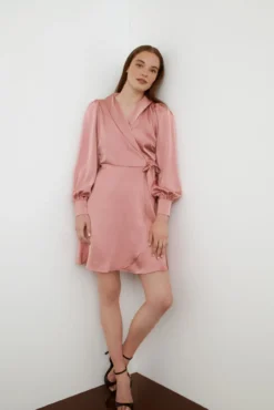 Vestido acetinado de manga comprida