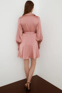 Vestido acetinado de manga comprida