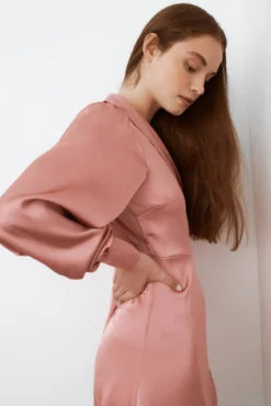 Vestido acetinado de manga comprida