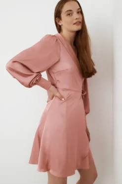 Vestido acetinado de manga comprida