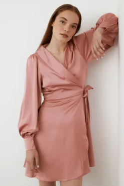 Vestido acetinado de manga comprida