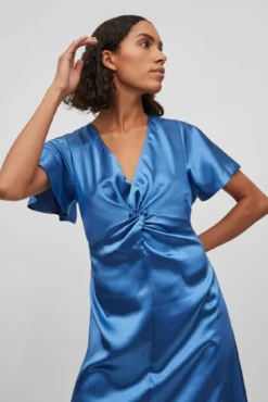 Vestido acetinado de manga curta