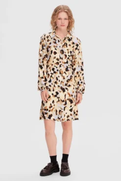 Vestido camiseiro curto com animal print confecionado 100% com Lenzing ECOVERO.