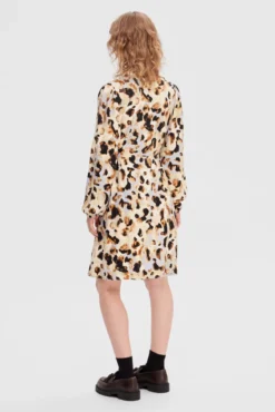 Vestido camiseiro curto com animal print confecionado 100% com Lenzing ECOVERO.