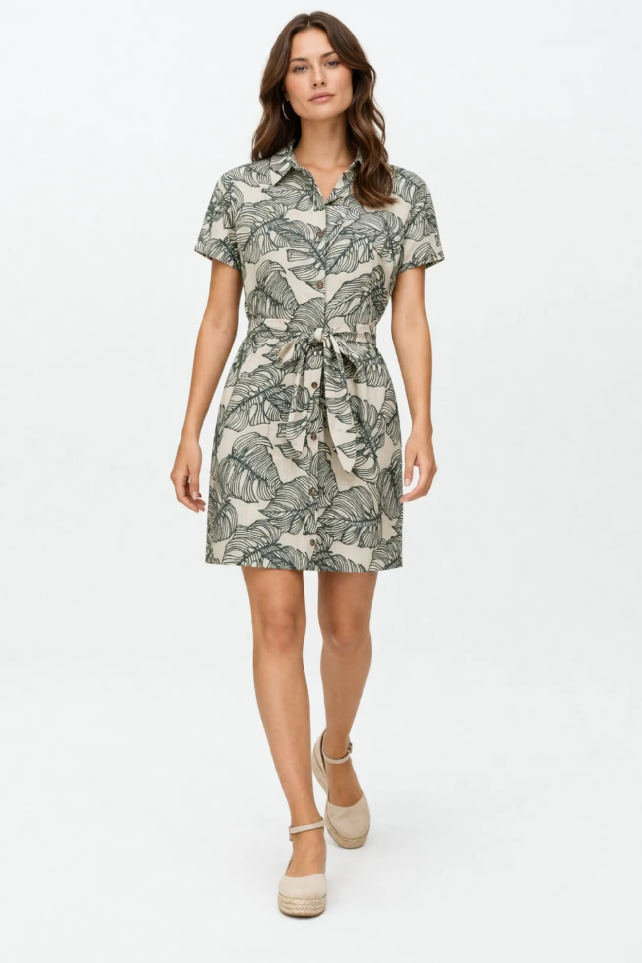 Vestido camiseiro curto com bordados