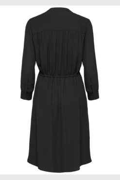 Vestido camisero de manga larga confeccionado con materiales reciclados.