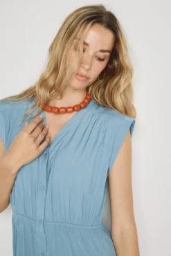 Vestido com decote em bico