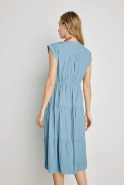 Vestido com decote em bico