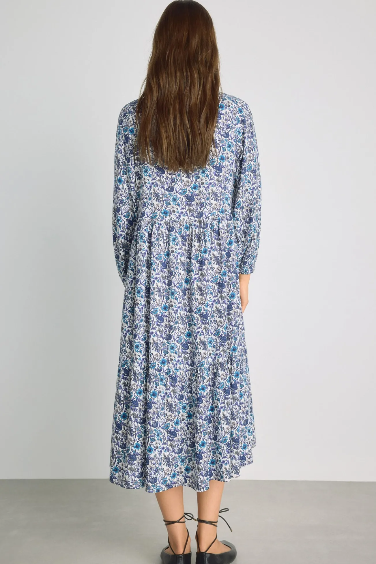 Vestido com decote em bico