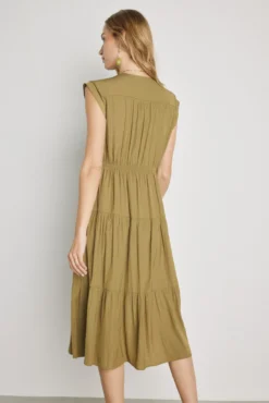 Vestido com decote em bico