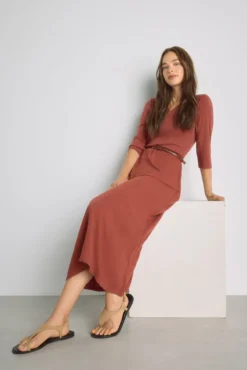 Vestido com decote em bico