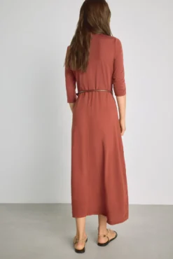 Vestido com decote em bico