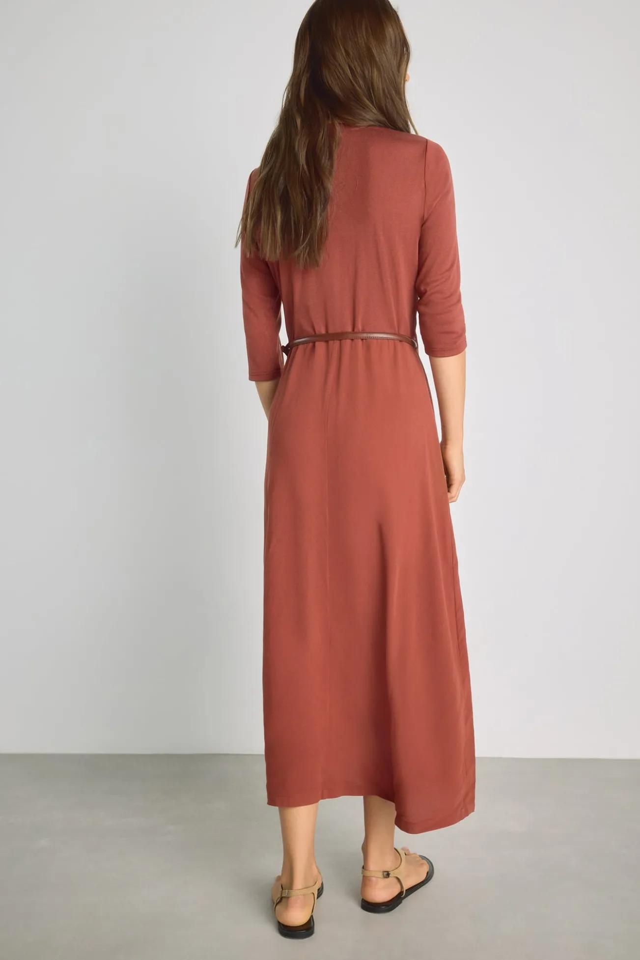 Vestido com decote em bico