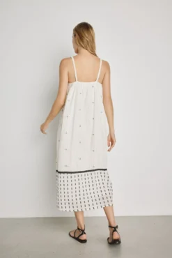 Vestido com decote em bico e alças