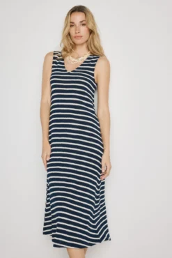 Vestido com decote em bico e alças