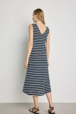 Vestido com decote em bico e alças