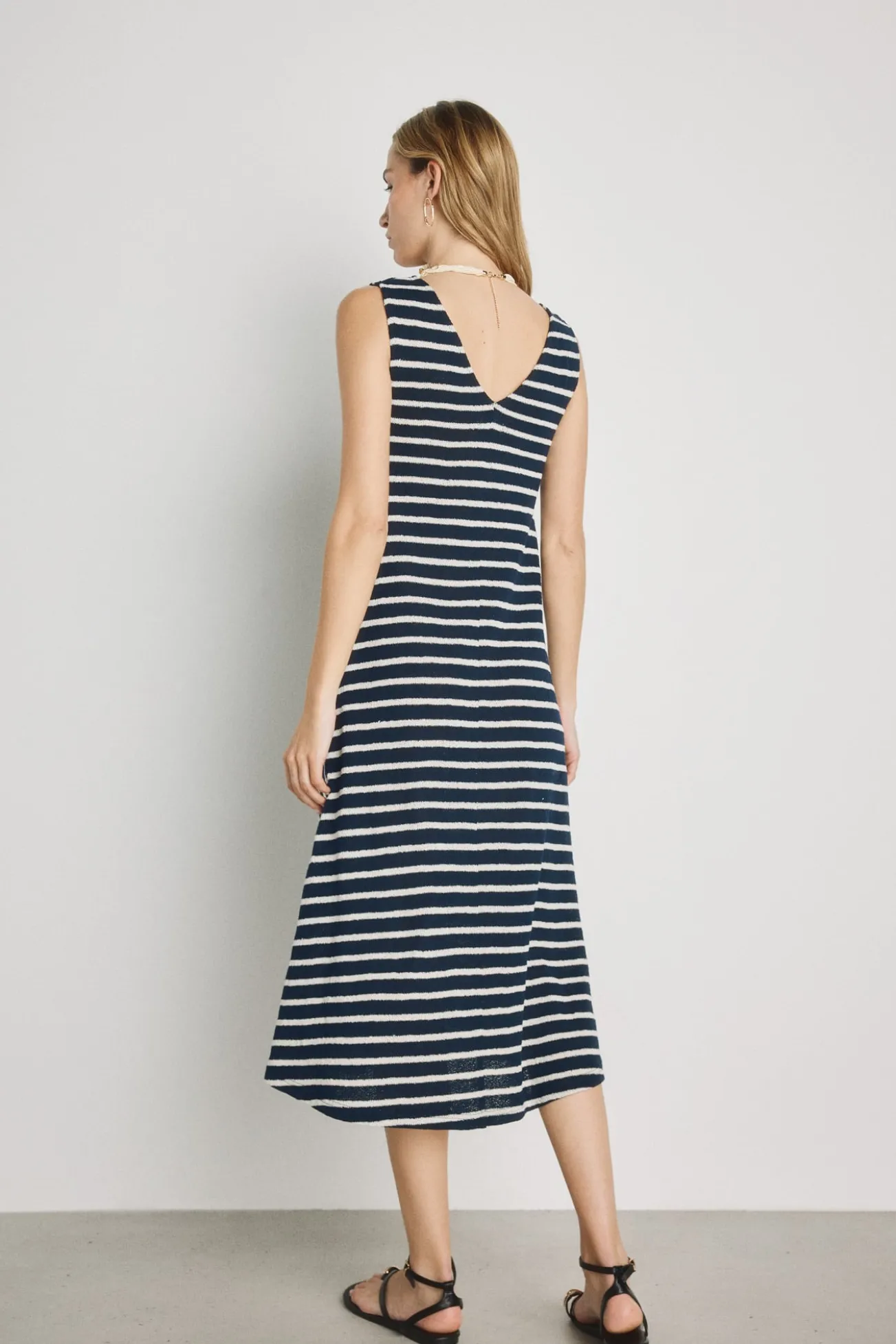 Vestido com decote em bico e alças