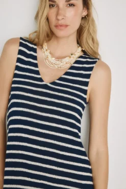 Vestido com decote em bico e alças