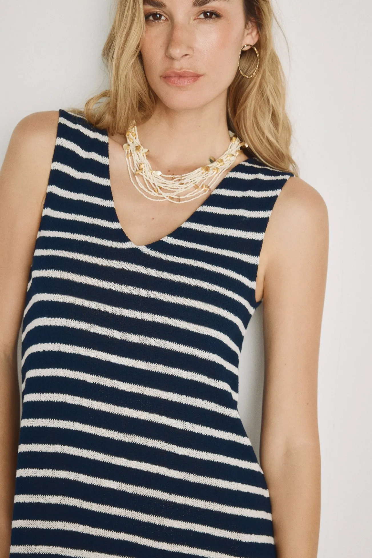 Vestido com decote em bico e alças