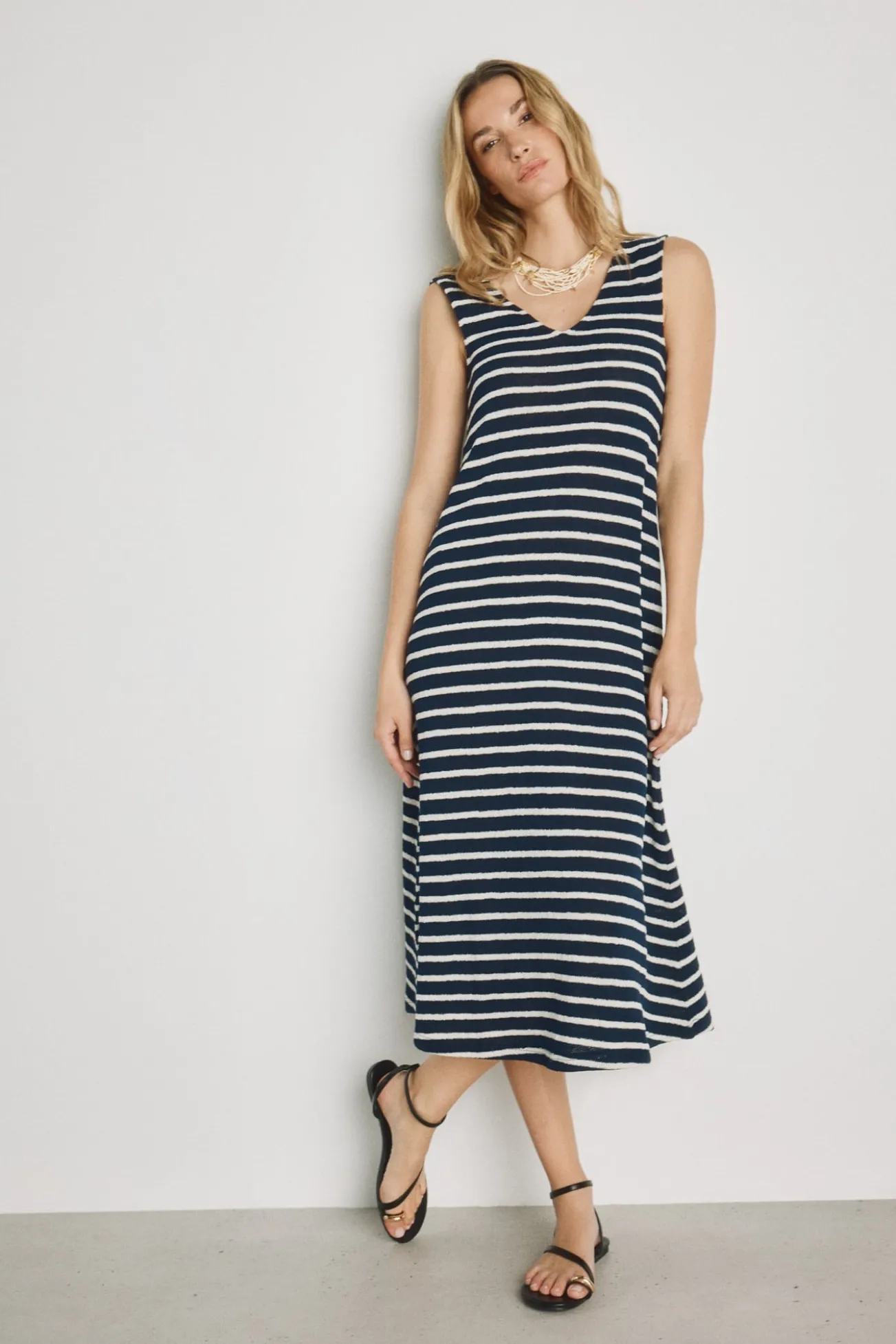 Vestido com decote em bico e alças