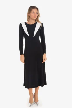 Vestido com ombreiras
