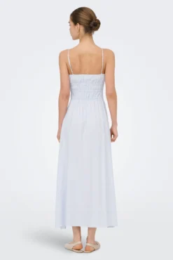Vestido comprido com detalhes franzidos