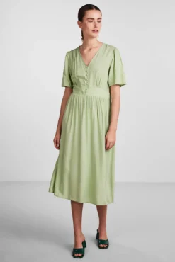 Vestido comprido de mulher.