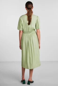 Vestido comprido de mulher.