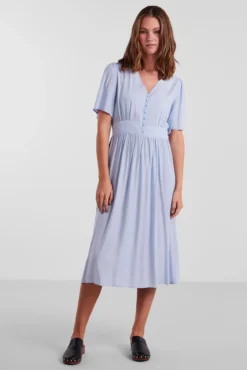 Vestido comprido de mulher.