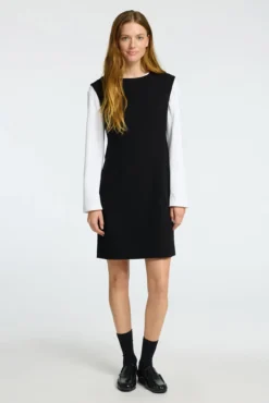 Vestido curto alças feito com materiais reciclados