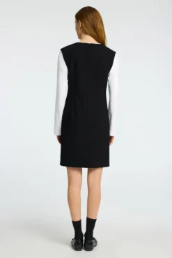 Vestido curto alças feito com materiais reciclados
