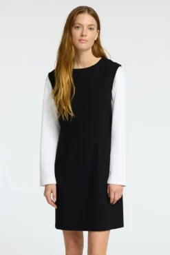 Vestido curto alças feito com materiais reciclados